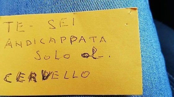Torino, occupa  il parcheggio riservato ai disabili e insulta la mamma di una bambina che non può camminare