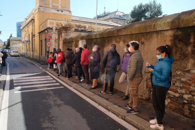 Covid, in coda fino dalle 4 di notte per i tamponi nel nuovo centro di Villa Bombrini
