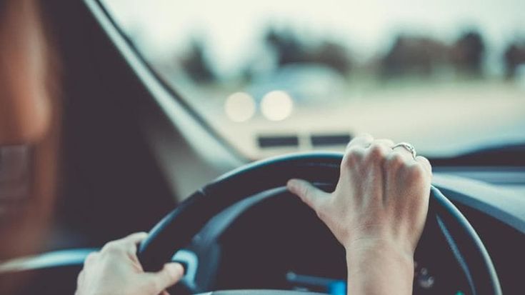 Gli italiani non rinunciano all’auto, ma rinviano l’acquisto: servono 11 stipendi per comprarne una