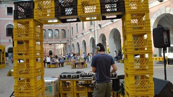 Bari,  mercati comunali piegati da crisi e racket: "Feste by night e box vuoti alle start up per rilanciarli" 