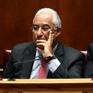 Su le pensioni, più tasse sulle case di lusso. Lisbona lancia l'austerity di sinistra