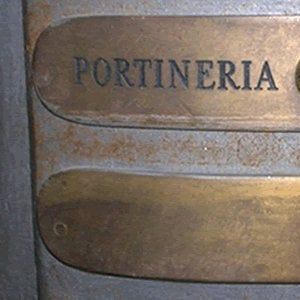Suona il citofono in piena notte, portinaia condannata per molestia