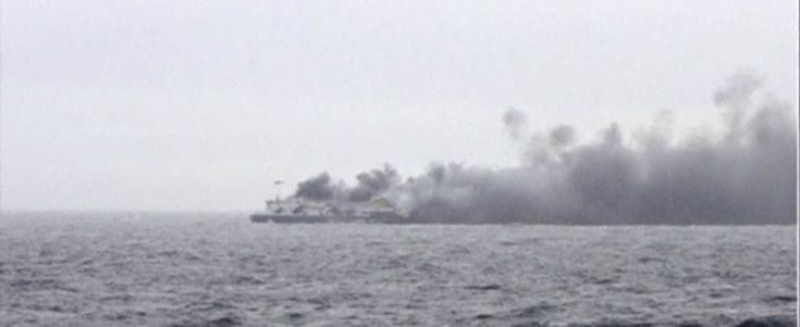 Incendio sul traghetto dalla Grecia, recuperate oltre 300 persone, 49 arrivati a Bari. Testimone: "Altre vittime"