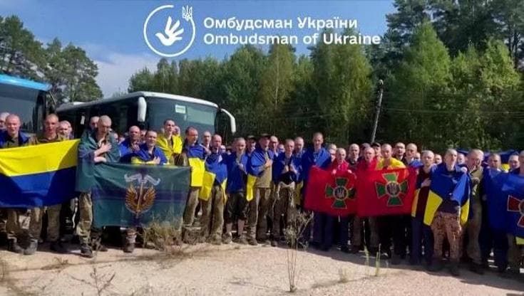 Ucraina, maxi scambio di prigionieri con la Russia: il canto dei soldati liberati