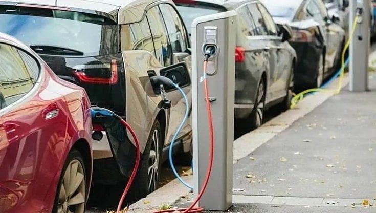 Il governo scarica l’auto elettrica, fermi incentivi e colonnine. “Gli aiuti da ripensare”