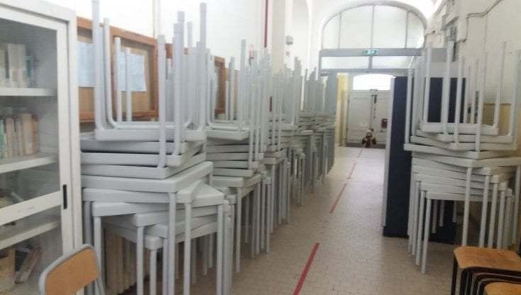 Scuola, extralarge e in ritardo: il pasticcio dei banchi