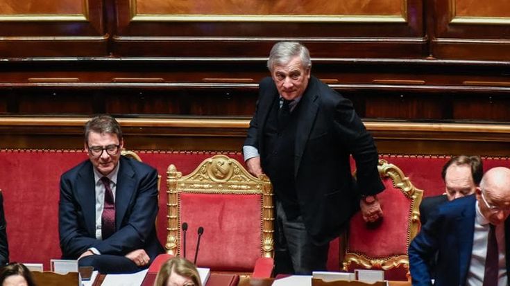 Le ambizioni di Tajani, il sottovalutato. Sono sante persino le acque minerali