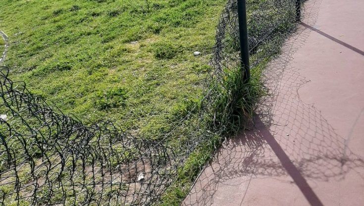 Primavalle, tornano i vandali al parco Anna Bracci. "Durante la zona rossa era rifiorito"