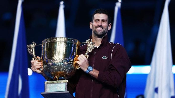 Djokovic vince per la settima volta a Pechino, titolo numero 102 in carriera. Festa Alcaraz a Tokyo