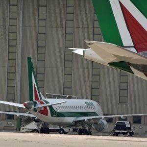 Alitalia aspetta il commissario. Nodo debito, sindacati verso mobilitazione