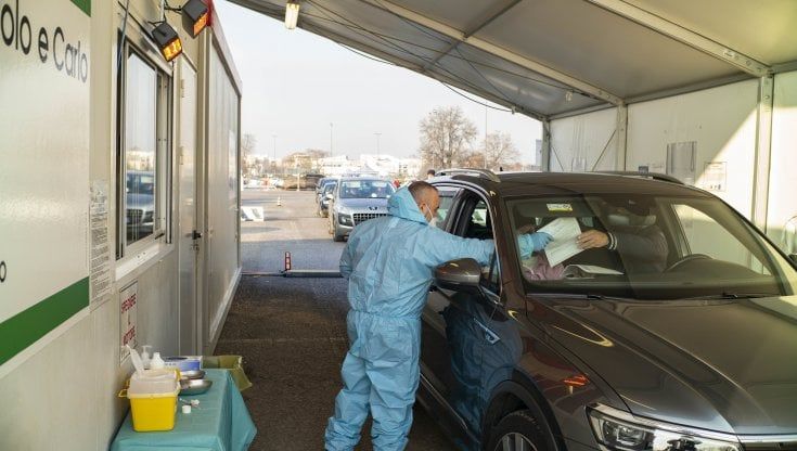 Covid, il bollettino di oggi 25 dicembre in Lombardia: 38 morti, 17332 casi, record da inizio pandemia. Dal 27 prenotazione terza dose 16enni