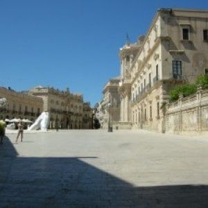 Blitz a Ortigia dopo le segnalazioni dei turisti: sequestrati collane, occhiali e cover