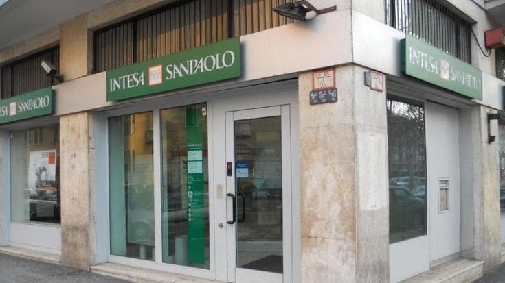Intesa Sanpaolo si riorganizza e chiude 42 sportelli