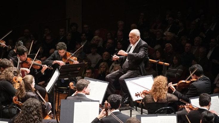 Zubin Mehta non si sente bene e lascia il podio a metà concerto. L’orchestra si dirige da sola