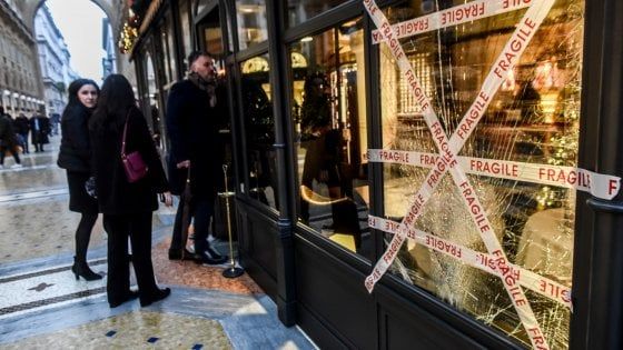 Raid vandalico in Galleria, spaccate le vetrine dei ristoranti del cuore di Milano