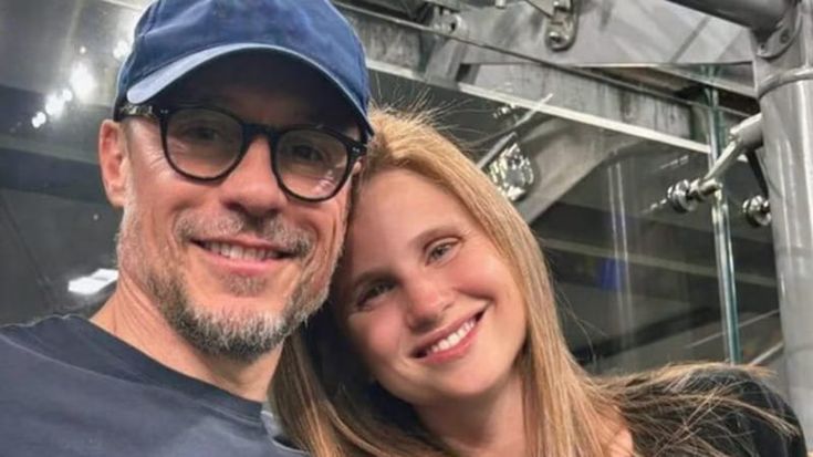 Stefano Accorsi papà per la quinta volta. Il post: “Sembriamo in due ma siamo in tre”