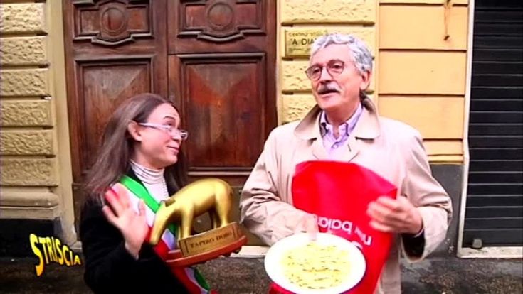 D'Alema dà il Tapiro all'inviata di "Striscia": "Siete arrivati secondi, dopo Giletti"