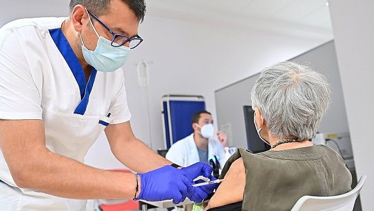 Vaccini, quota 85% adesso è in vista. Frenano le prime dosi