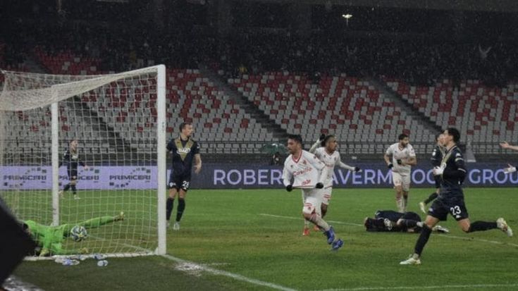 Il Bari spreca e non chiude: il Brescia riesce a pareggiare: 2-2 sotto il diluvio