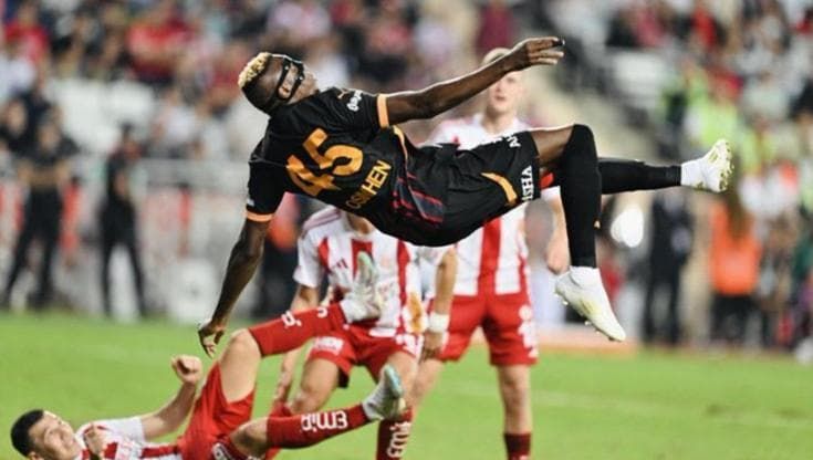 La meravigliosa rovesciata di Osimhen: l'ex  centravanti del Napoli fa impazzire i tifosi del Galatasaray