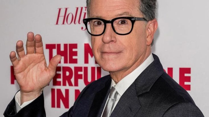 Stephen Colbert dà l’addio al “The Late Show” con un lancio di poltrone dal tetto