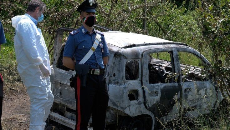 Uomo nell'auto incendiata trovata in una vigna del Torinese, si pensa a un suicio per debiti