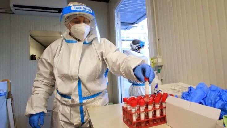 Coronavirus, dubbi sulla zona rossa: i numeri migliorano ma la Lombardia rischia