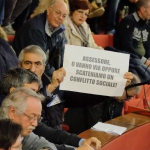 Ambulanti in guerra contro i "toscani"<br />Bruciate le licenze: "Non servono pi&ugrave;"