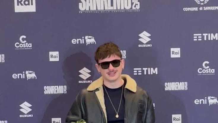 Sanremo, Olly bacia il premio con la lingua: "Anche mamma ha detto di fare foto senza gli occhiali"