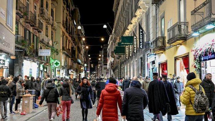 Napoli, flop luminarie: installate ma spente in via Toledo e piazza Municipio