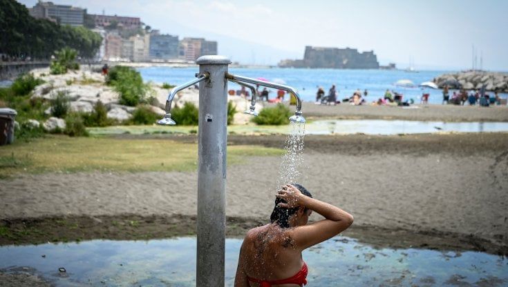 Napoli, assalto alle fontane e ai ventilatori nella città a 40 gradi