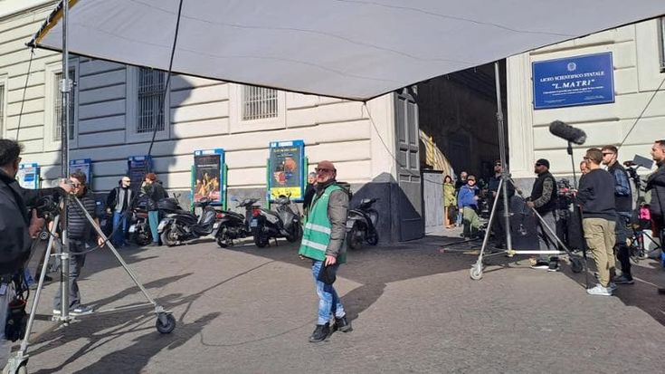 “Mina Settembre”, set in piazza del Gesù e la Foscolo diventa un liceo