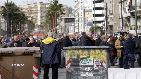 Napoli, auto travolge un sit-in. Un lavoratore muore d'infarto, due feriti. Fermato il pirata