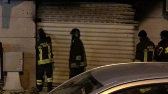 Foggia, appiccato rogo alla saracinesca di una macelleria: forse legato a spaccio di soldi falsi