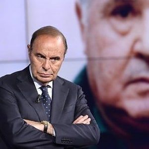 Lettera ultimatum di Vespa al Cda: "Artista, non giornalista. Niente tagli al mio compenso"