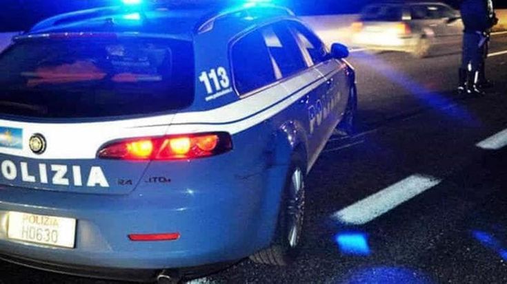 Fingono di aiutarli, ma gli prendono lo zaino dall’auto: turisti derubati di orologi di lusso e ori