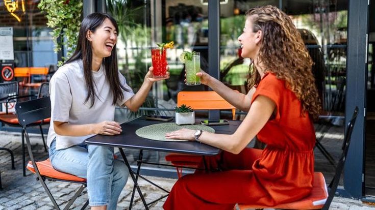 Millenial e Zoomer alla ricerca di relazioni sociali, tra incontri e conversazioni autentiche