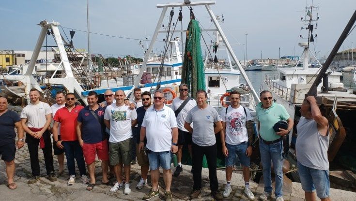 Adriatico, la serrata dei pescatori. "Gasolio alle stelle, non salpiamo"