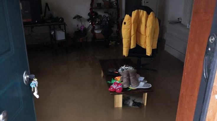 Maltempo a Roma, mezzo metro d’acqua in casa: “È la seconda volta in due anni, abbiamo perso tutto”