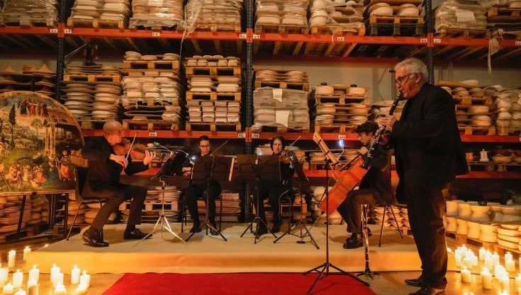 Caro bollette e diritti, concerto di Natale a lume di candela nella fabbrica degli operai-imprenditori