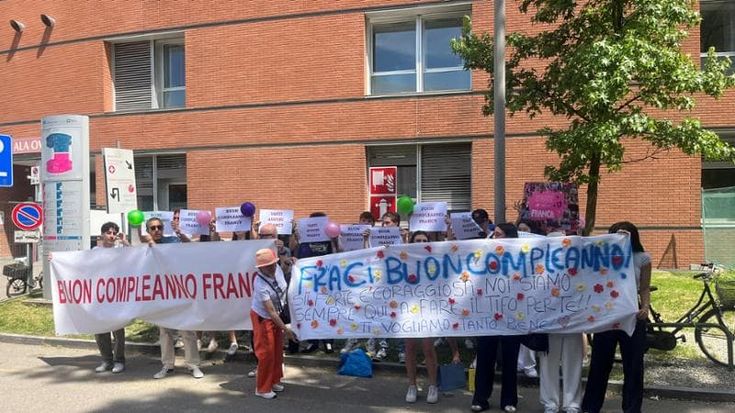 Francesca ustionata a Crans e quel sorriso dal vetro: la festa a sorpresa degli amici al Niguarda