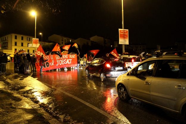 Jobs act, manifestanti bloccano il traffico. Arance contro la sede Pd