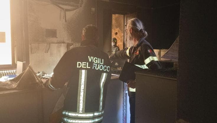 Caccia all’incendiario che ha dato fuoco al liceo Machiavelli di Firenze