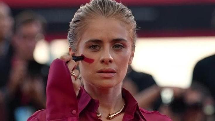 Venezia, Scarano e quel segno rosso sul volto: "No al silenzio davanti all'ennesimo femminicidio"