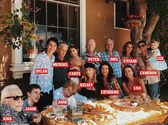 Kirk Douglas con tutta la sua famiglia. Quattro generazioni in posa