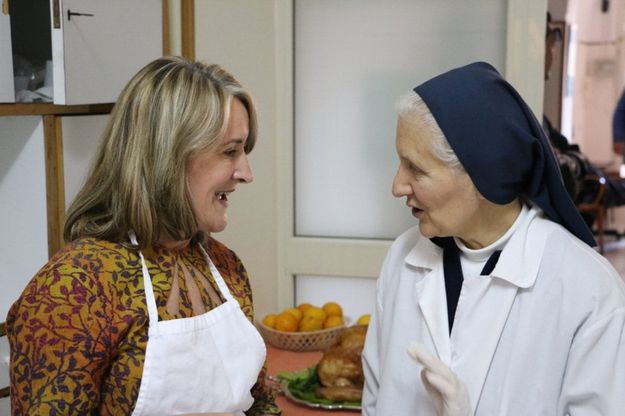 La console Countryman celebra il Ringraziamento offrendo il pranzo alla mensa per poveri 