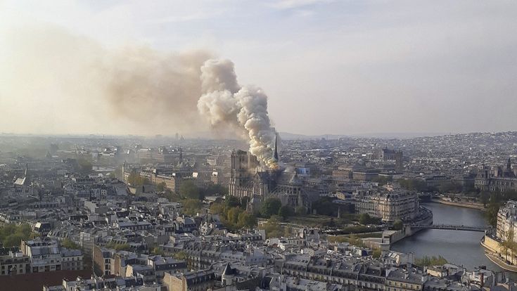 Cosi rinascerà Notre Dame: Macron promette: "Cinque anni per averla nuova, ma non identica"