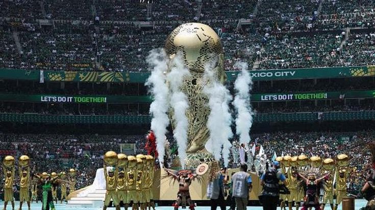 Mondiali, via all’Azteca. La Rai interrompe Shakira: “Errore nella gestione del timing”. Poi Bocelli