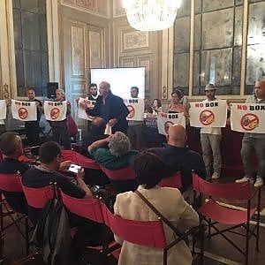 Palazzo Serra di Cassano, irrompono i No Box