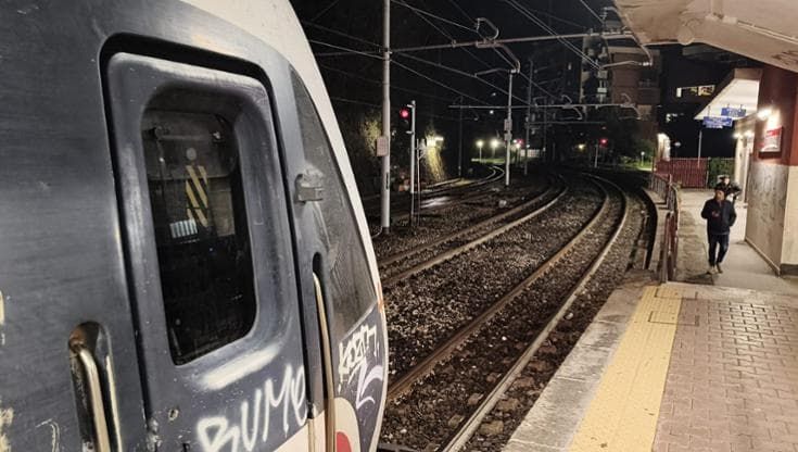 Uomo in bici travolto e ucciso dal treno: ripresa in serata la circolazione della Circumvesuviana